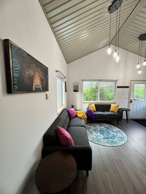 TV - Atigun's MountainTop Cabin (Seward)