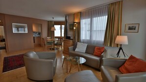 Apartamento básico | Zona de estar | Una televisión, libros