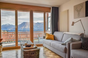 Basic-Apartment | Wohnbereich | Fernseher
