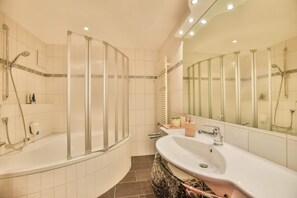 เบสิกอพาร์ทเมนท์ | ห้องน้ำ | ไดร์เป่าผม, ผ้าเช็ดตัว, สบู่, ยาสระผม