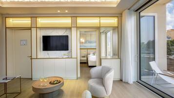 Suite Signature | Área de sala de estar | Televisión de pantalla plana de 24 pulgadas con canales por cable