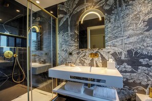 Dusche, Haartrockner, Handtücher, Seife