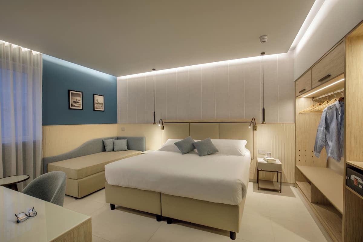 Superior Room, Balcony, Partial Sea View | 1 bilik tidur, peralatan tempat tidur premium, bar mini