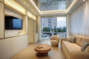 Suite Signature | Área de sala de estar | Televisión de pantalla plana de 24 pulgadas con canales por cable