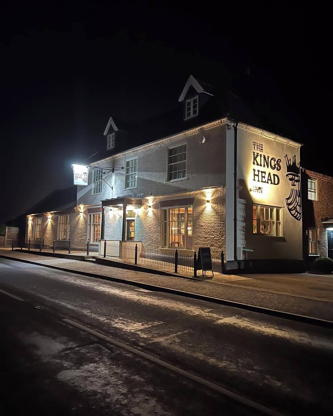 Un edificio con un letrero que dice "The Kings Head".
