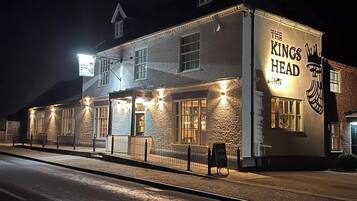 Un edificio con un letrero que dice "The Kings Head".