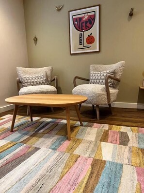 Premium bedding, in-room safe, soundproofing, free WiFi