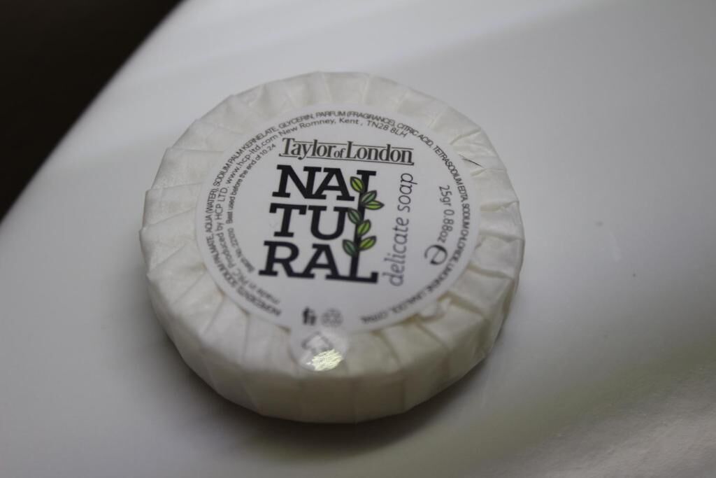 Un jabón blanco redondo con el texto "Taylor of London NATURAL delicate soap".