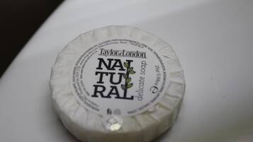 Un jabón blanco redondo con el texto "Taylor of London NATURAL delicate soap".