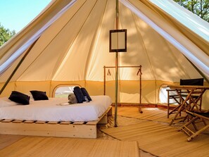 Classic Double or Twin Room | Individually furnished, cots/infant beds - Lodging Nature Camp Châteaux de la Loire (Cellettes)