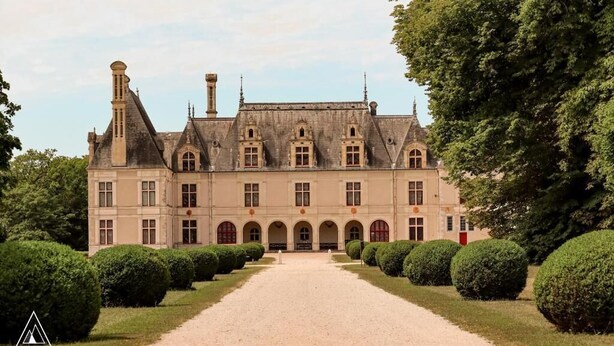 A large, historic building with a symmetrical facade, arched windows, and a central entrance. - Lodging Nature Camp Châteaux de la Loire (Cellettes)