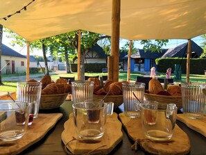 Continental breakfast on weekends (EUR 9 per person) - Lodging Nature Camp Châteaux de la Loire (Cellettes)