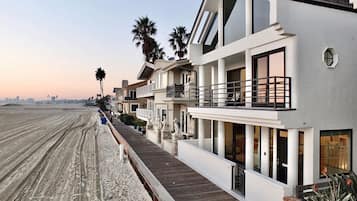 Casa, varias camas, patio, vistas al mar (Beachfront Estate LB) | Exterior