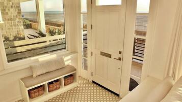 Maison, plusieurs lits, patio, vue océan (Beachfront Estate LB) | Intérieur