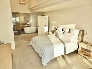 3 habitaciones, decoración personalizada y muebles diferentes 