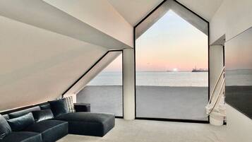 Casa, varias camas, patio, vistas al mar (Beachfront Estate LB) | Zona de estar | Televisión de pantalla plana de 42 pulgadas con canales digitales