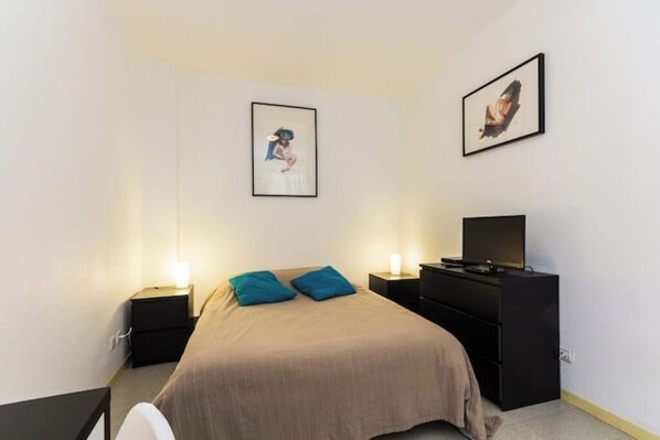 1 غرفة نوم ومكتب ومكواة/لوح كي وسرير سفر