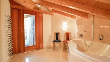 Basic Apartment | Bathroom | Hair dryer, towels, soap, shampoo