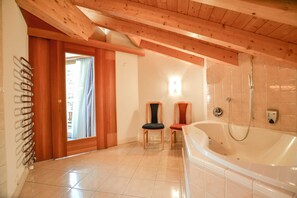 Basic Apartment | Bathroom | Hair dryer, towels, soap, shampoo