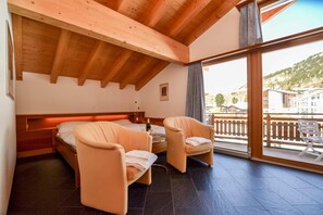 Apartamento básico | 2 quartos, escrivaninha, espaço de trabalho para notebook, berços