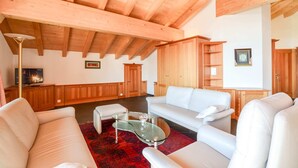 Basic Apartment | Living area | TV, books, stereo - Casa Arturo Penthouse (Riederalp)