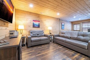 TV, fireplace