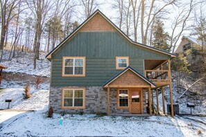 Exterior - *Cozy 3BD Cabin near TOWN! Pool + Hot Tub + GAMES* (Pigeon Forge)