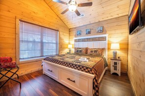3 bedrooms, desk, free WiFi, bed sheets - *Cozy 3BD Cabin near TOWN! Pool + Hot Tub + GAMES* (Pigeon Forge)
