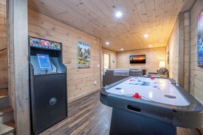 Games room - *Cozy 3BD Cabin near TOWN! Pool + Hot Tub + GAMES* (Pigeon Forge)