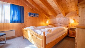 Basic Chalet | 3 bedrooms, iron/ironing board, bed sheets