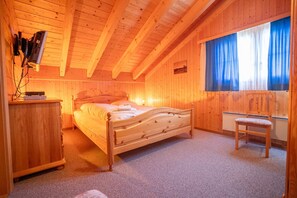 Basic Chalet | 3 bedrooms, iron/ironing board, bed sheets