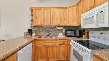 Køleskab, mikrobølgeovn, ovn, kogeplade