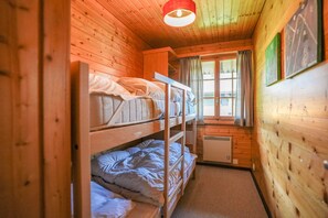 3 bedrooms, bed sheets