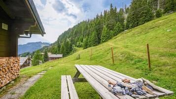 Basic Chalet | Outdoor dining