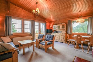 Basic Chalet | Living area | TV