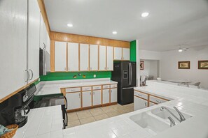 Cafetera y tetera, refrigerador, microondas y horno