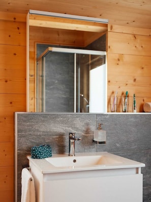 Basic Chalet | Bathroom | Towels, soap, shampoo, toilet paper