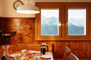 Basic Chalet | Dining