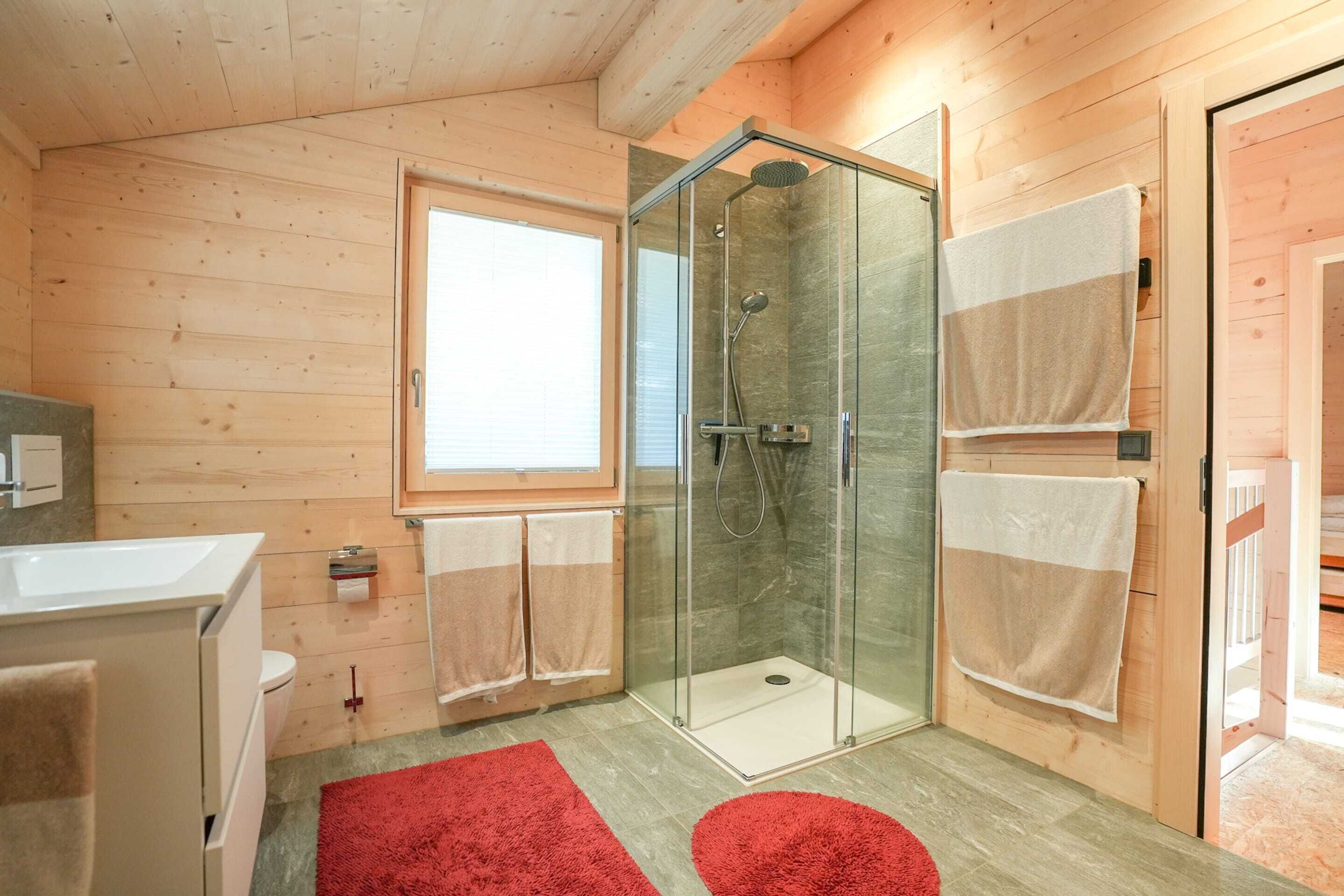 Basic Chalet | Bathroom | Towels, soap, shampoo, toilet paper