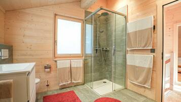 Basic Chalet | Bathroom | Towels, soap, shampoo, toilet paper