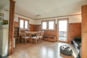Basic Chalet | Living area | TV, fireplace - Chalet Nachtigall (Riederalp)