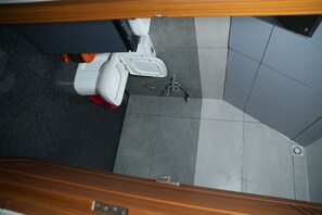 Shower, towels, soap - Kudaram County Resort (Peermade)