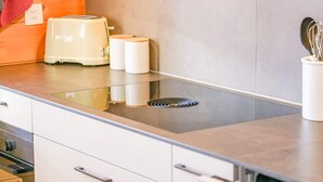 ベーシック アパートメント | 専用キッチン | 冷蔵庫、オーブン、食器洗い機、電気ポット