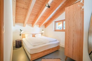 Basic Apartment | 4 bedrooms, desk, laptop workspace, bed sheets