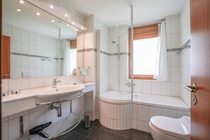 基本開放式客房 (Casa Arturo 114) | 浴室 | 毛巾、肥皂、洗髮精、衛生紙