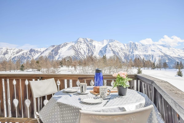 Basic Apartment | Outdoor dining