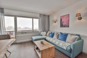 Basic Apartment | Living area