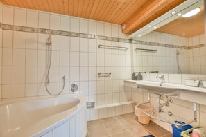Appartement | Salle de bain | SĂšche-cheveux, savon, shampoing, papier toilette