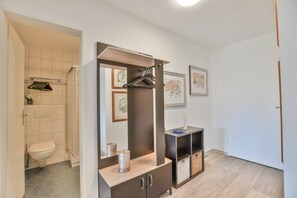 Apartemen Basic | Kamar mandi | Pengering rambut, sabun, sampo, dan tisu toilet