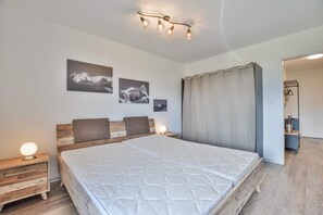 Apartemen Basic | 1 kamar tidur, ruang kerja ramah laptop, dan setrika/meja setrika